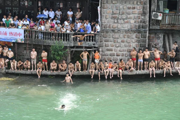 Tourists Local Residents Fight Good Fortune Catch Ducks Relased Diaojiaolou — Stock Photo, Image