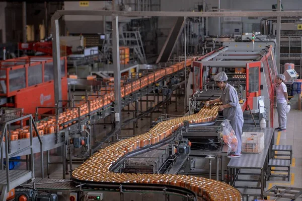 Trabajador Chino Comprueba Producción Latas Refresco Naranja Línea Montaje Fábrica — Foto de Stock