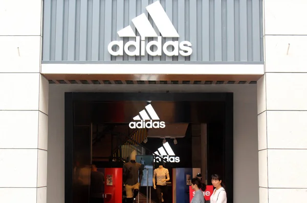 File Pejalan Kaki Berjalan Melewati Toko Pakaian Olahraga Adidas Kota — Stok Foto