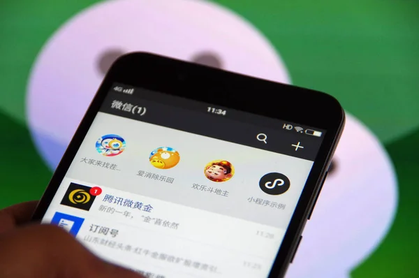 Usuário Celular Chinês Usa Função Jogo Aplicativo Mensagens Weixin Wechat — Fotografia de Stock