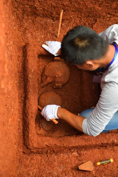 Archeologo Cinese Scopre Reliquie Tombe Che Provengono Principalmente Dagli Stati — Foto Stock