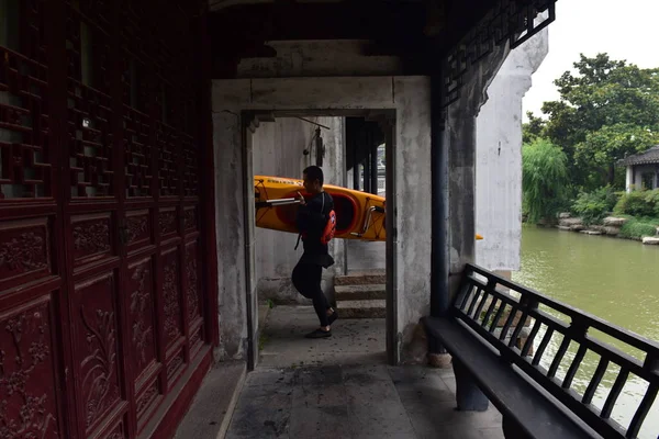 Jaar Oude Chinese Gym Leraar Sun Hua Draagt Zijn Boot — Stockfoto