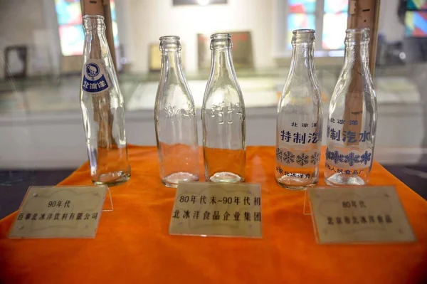 Diverse Versioni Bottiglia Beibingyang Orange Soda Sono Esposte Presso Fabbrica — Foto Stock