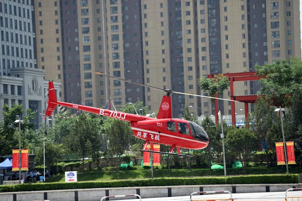 Visitors Experience Sharing Flight Robinson R44 Helicopter Third Silk Road — Stock Photo, Image