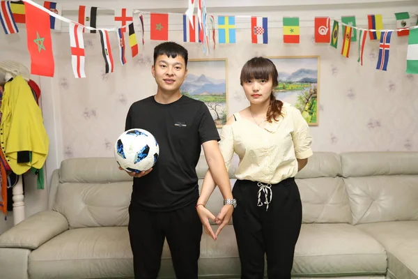 아내와 그녀의 중국의 2018에에서 그들의 집에서 그녀의 남편에 준비한 월드컵 — 스톡 사진
