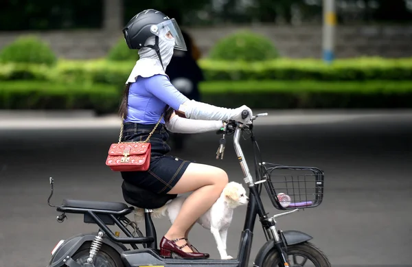 Eine Radfahrerin Mit Einer Vollständig Ummantelten Gesichtsmaske Schirmt Sich Vor — Stockfoto