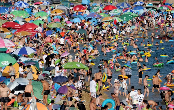 Περισσότερα Από 000 Παραθεριστές Πλήθος Μια Παραλία Καταφεύγουν Δροσερός Μακριά — Φωτογραφία Αρχείου