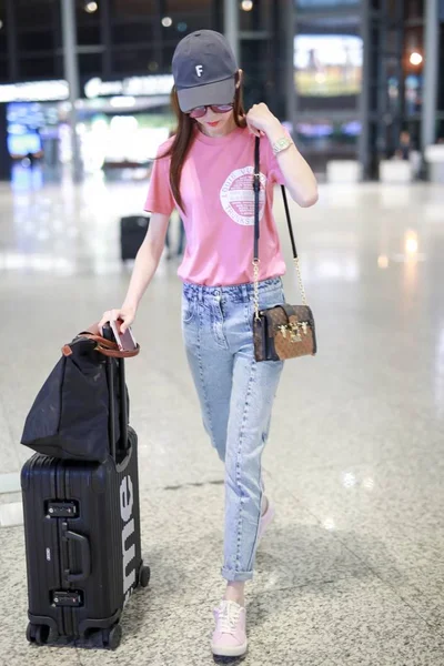 Китайская Актриса Тиффани Тан Тан Янь Изображена Шанхайском Международном Аэропорту — стоковое фото