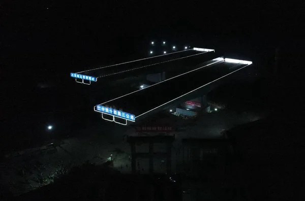 两座重达 400 吨的梁桥将在京后铁路上空逆时针旋转52 在中国北方唐山市玉田县京秦段形成天桥 — 图库照片