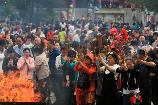 Kínai Hívek Éget Joss Ragaszkodik Füstölők Ünnepli Születésnapját Buddha Jile — Stock Fotó