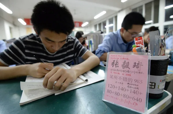 Young Chinese Students Prepare Upcoming 2018 National College Entrance Examination — Stock Photo, Image