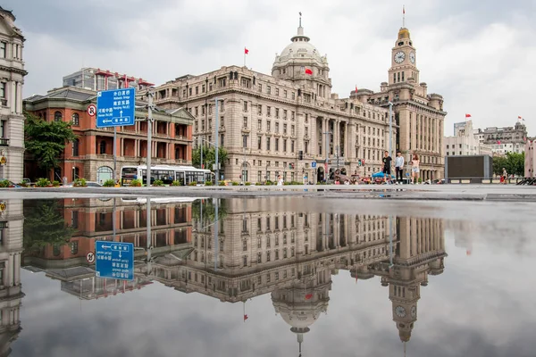 Вид После Ливня Холодными Зданиями Отраженными Дождевой Воде Шанхае Китай — стоковое фото