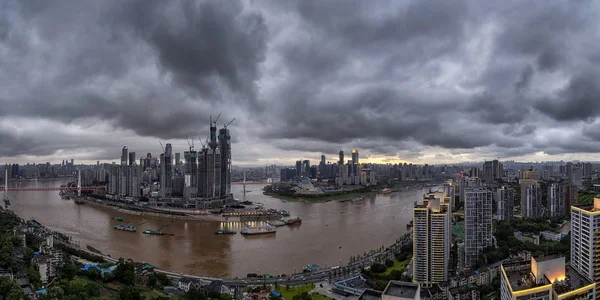 Panoramę Półwyspu Yuzhong Klastrami Office Budynków Mieszkalnych Chongqing China Maja — Zdjęcie stockowe