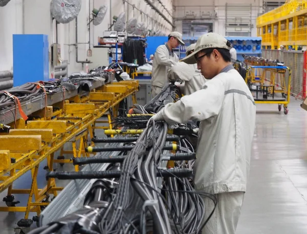 Trabalhadores Chineses Fabricam Trem Bala Alta Velocidade Fuxing Fábrica Crrc — Fotografia de Stock