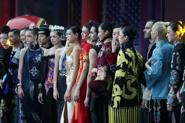 2018 프린스 베이징에에서에서 전통적이 현대적인 스타일을 드레스 새로운 창조를 — 스톡 사진