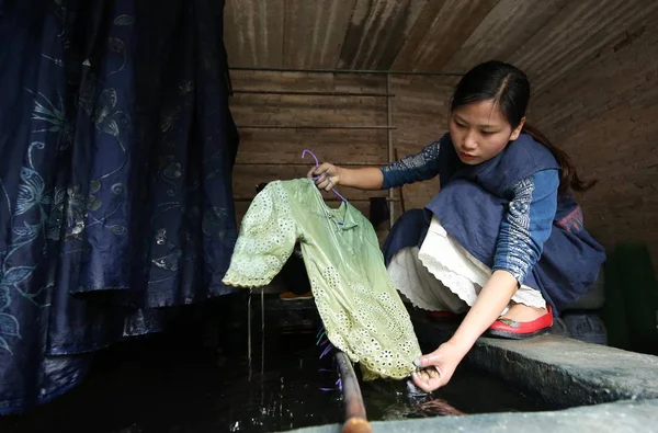 Donna Cinese Anni Zhang Yiping Del Gruppo Etnico Miao Immerge — Foto Stock