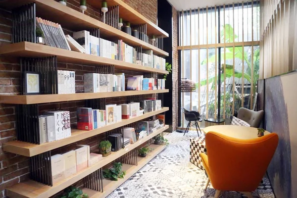 View Books Guests Shelf Atour Hotel Zhihu Shanghai Xujiahui Themed — Stock Photo, Image