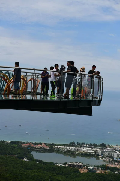 Touristen Gehen Auf Einem Gläsernen Himmelsweg Yalong Bay Forest Park — Stockfoto