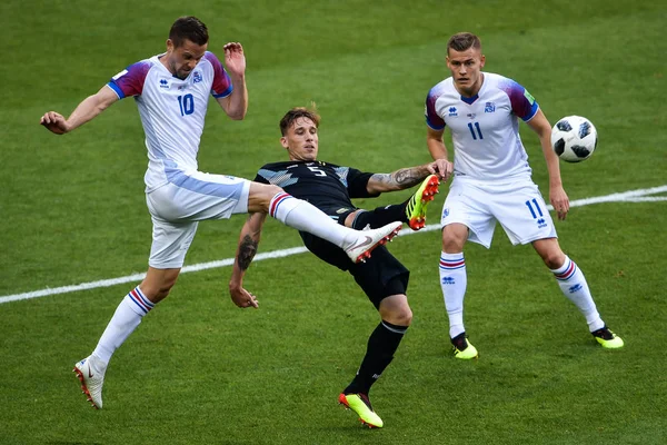 Lucas Biglia Argentina Centro Desafía Gylfi Sigurdsson Izquierda Islandia Partido —  Fotos de Stock