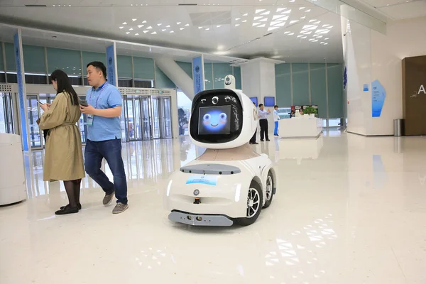 Robot Járőrök Média Központ Előtt Shanghai Együttműködési Szervezet Csúcstalálkozó Qingdao — Stock Fotó