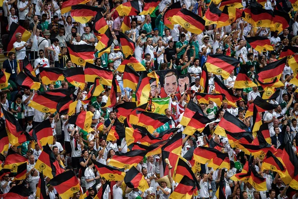 Německé Fotbalové Fanoušky Mávat Státní Vlajky Ukázat Podporu Pro Jejich — Stock fotografie