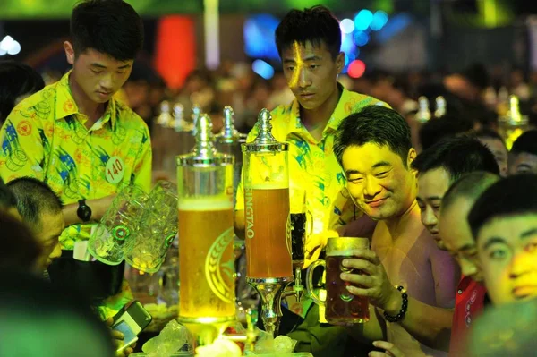 Vacanzieri Partecipano 28Esimo Qingdao International Beer Festival Asian Oktoberfest Presso — Foto Stock