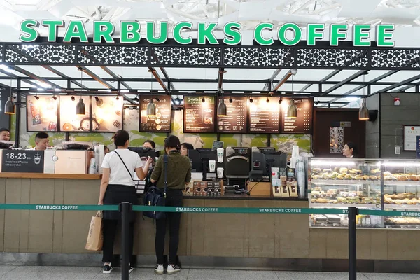 Zákazníci Nakupujte Kavárně Starbucks Coffee Šanghaji Čína Listopadu 2017 — Stock fotografie