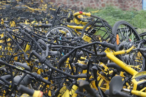 Kaputte Und Verschrottete Fahrräder Des Chinesischen Fahrradverleihdienstes Ofo Stapeln Sich — Stockfoto
