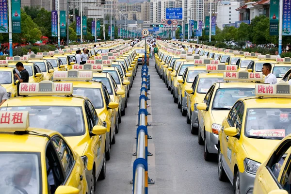 Los Taxis Están Alineados Una Calle Fuera Sitio Examen Mientras — Foto de Stock