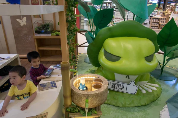 People Visit Exhibition Themed Mobile Game Tabi Kaeru Travel Frog — 图库照片