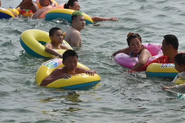 Vakantiegangers Menigte Beach Resort Koelen Een Verschroeiende Dag Dalian Stad — Stockfoto