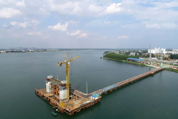 2018 中国湖北省襄市パンコンツォ吊り橋の建設現場の空撮 — ストック写真