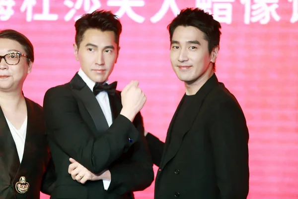 Actor Taiwanés Canadiense Mark Chao Derecha Posa Con Una Figura — Foto de Stock