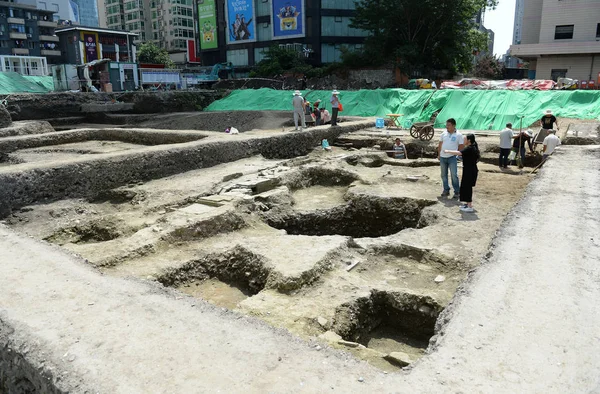 Китайські Робітники Розслідувати Розкопки Сайт Старовинне Місто Руїн Від Кінця — стокове фото