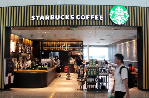 Pěší Prochází Kolem Kavárny Starbucks Kávy Xiamen City Jihovýchodní Čínské — Stock fotografie