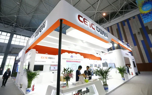 Funcionários Chineses São Vistos Estande China Electronics Technology Corporation Cetc — Fotografia de Stock
