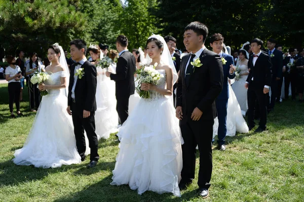 Coppie Post Laurea Partecipano Una Cerimonia Matrimonio Gruppo Presso Istituto — Foto Stock