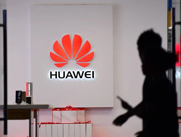 Пешеходы Проходят Мимо Магазина Huawei Городе Шэньян Северо Восточная Провинция — стоковое фото