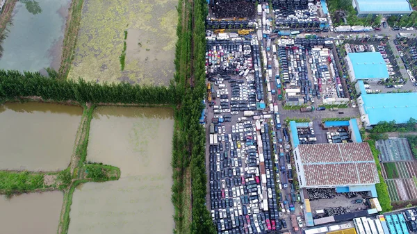 Luftaufnahme Von Verschrotteten Fahrzeugen Die Sich Auf Einer Freifläche Der — Stockfoto