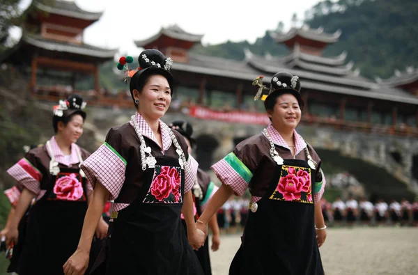 Miao Lidé Nosí Tradiční Kroje Miao Etnické Skupiny Slaví Chixin — Stock fotografie