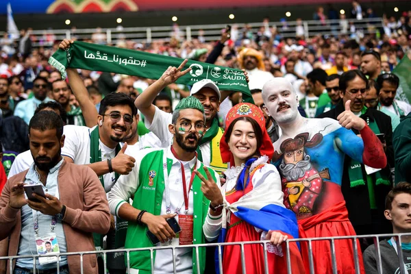 Los Aficionados Fútbol Ruso Saudí Posan Durante Ceremonia Apertura Copa —  Fotos de Stock