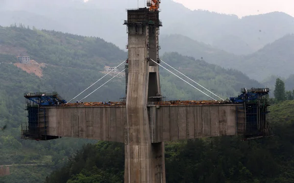 Die Apengjiang Bahnbrücke Auf Der Qianjiang Zhangjiajie Changde Bahn Wird — Stockfoto