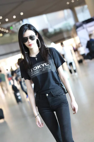 Chinees Model Mengyao Beter Bekend Als Ming Arriveert Shanghai Hongqiao — Stockfoto