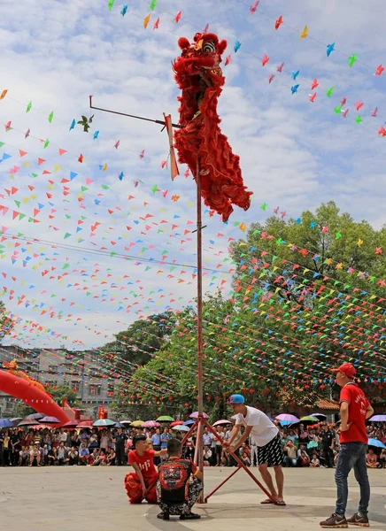 Китайцы Народности Мяо Исполняют Танец Дракона Время Фестиваля Фейерверков Фестиваль — стоковое фото