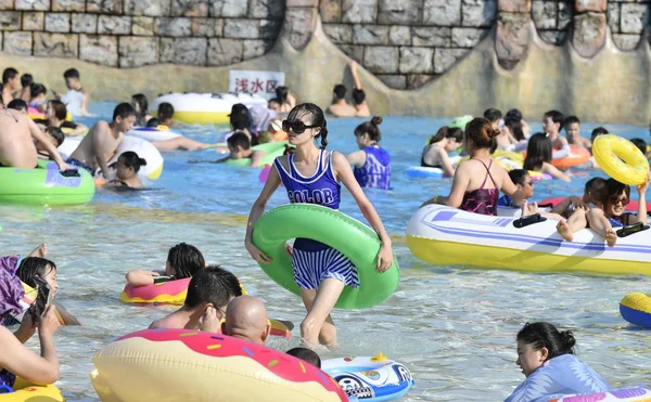 Los Turistas Chinos Llenan Parque Acuático Para Refrescarse Día Abrasador — Foto de Stock