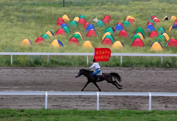 Partecipante Gareggia Una Corsa Cavalli Nella Contea Zhaosu Prefettura Autonoma — Foto Stock