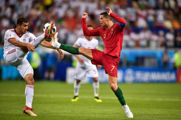 Cristiano Ronaldo Aus Portugal Rechts Fordert Einen Spieler Von Iran — Stockfoto