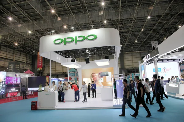 Pessoas Visitam Estande Oppo Durante Uma Exposição Cidade Dongguan Província — Fotografia de Stock