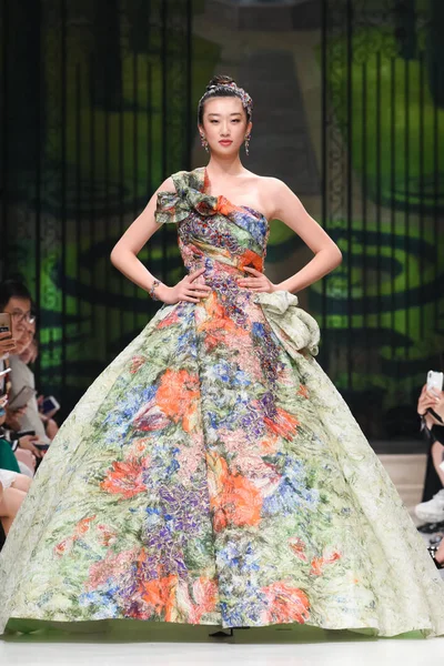 2018년 상하이에서 상하이 꾸뛰르 패션위크 2018 카츠라의 패션쇼에서 모델이 새로운 — 스톡 사진