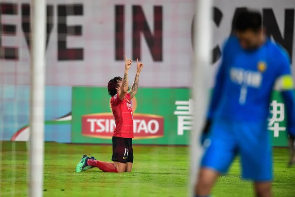 8年中国南方古城亚联欧冠 8年的比赛中 巴西足球运动员里卡多 古拉特在与中国选手天津全建的比赛中打进一球后庆祝 — 图库照片